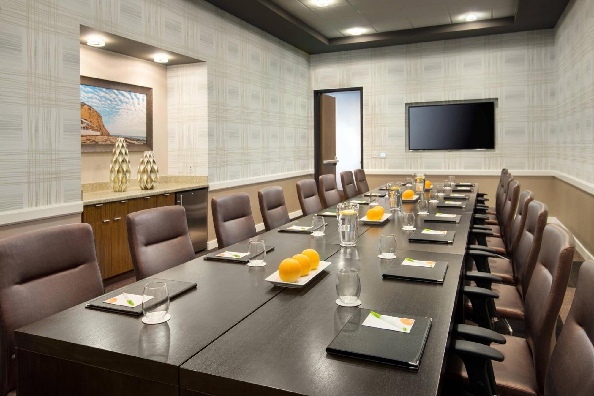 Courtyard By Marriott Irvine Spectrum Экстерьер фото