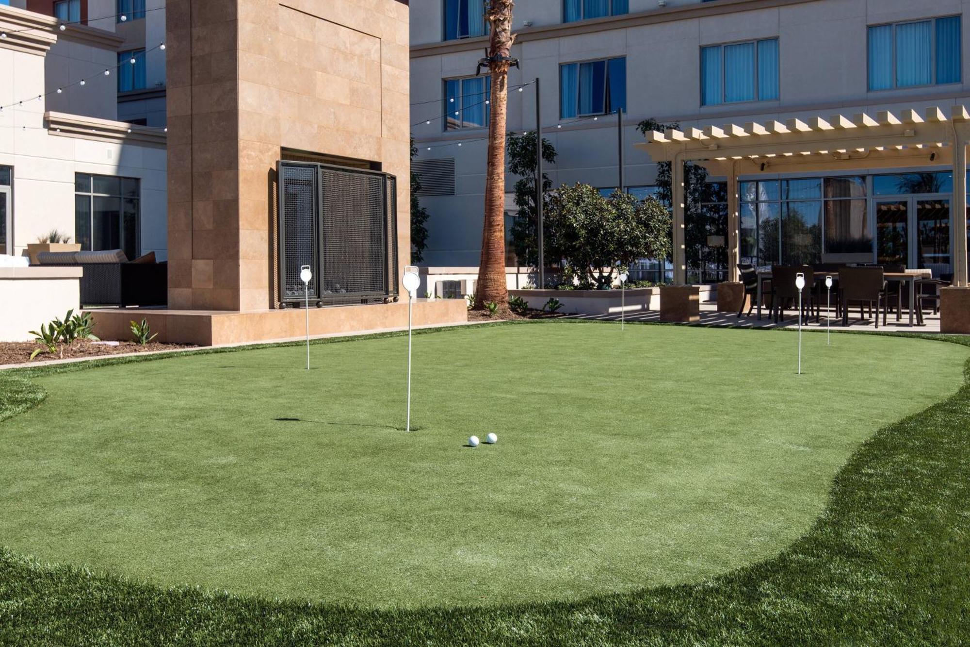 Courtyard By Marriott Irvine Spectrum Экстерьер фото